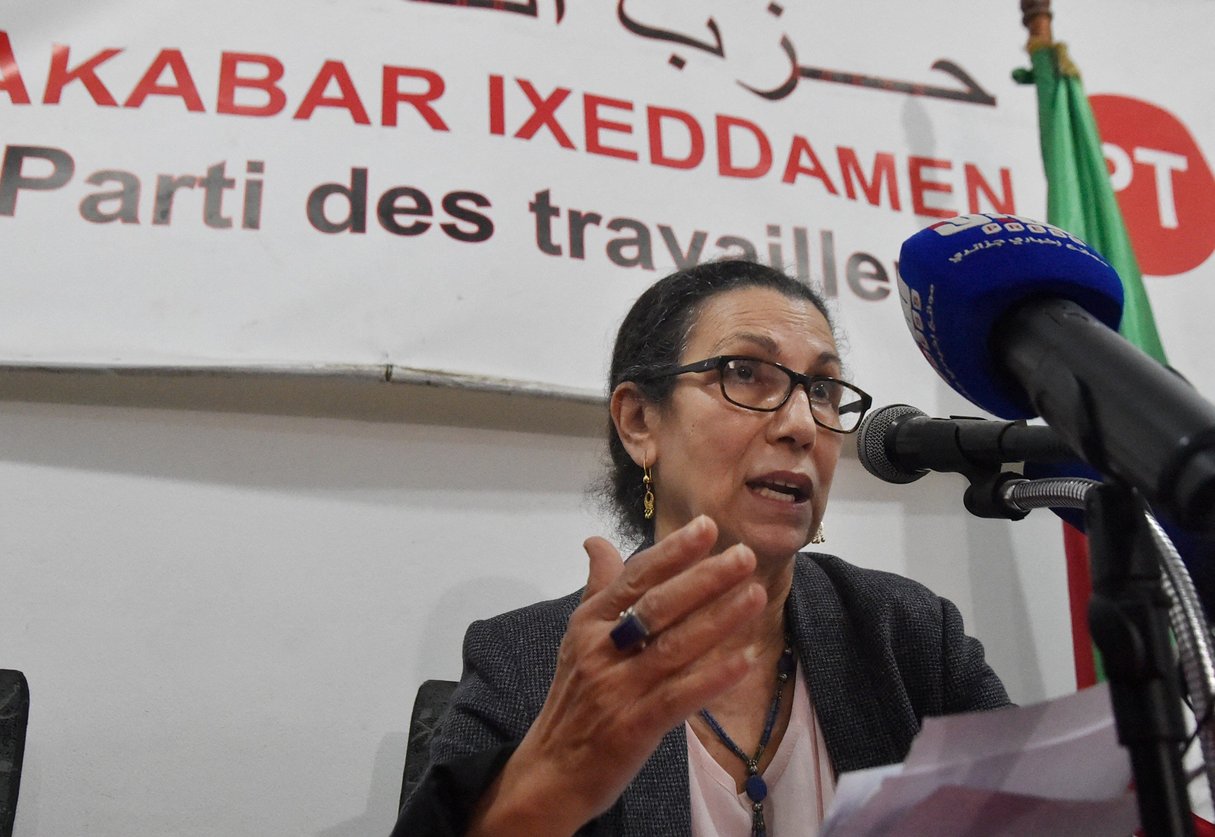 Louisa Hanoune, cheffe du Parti des travailleurs algériens, lors d’une  conférence de presse, le 3 mars 2021, à sa sortie de la prison militaire de Blida. © Ryad Kramdi / AFP