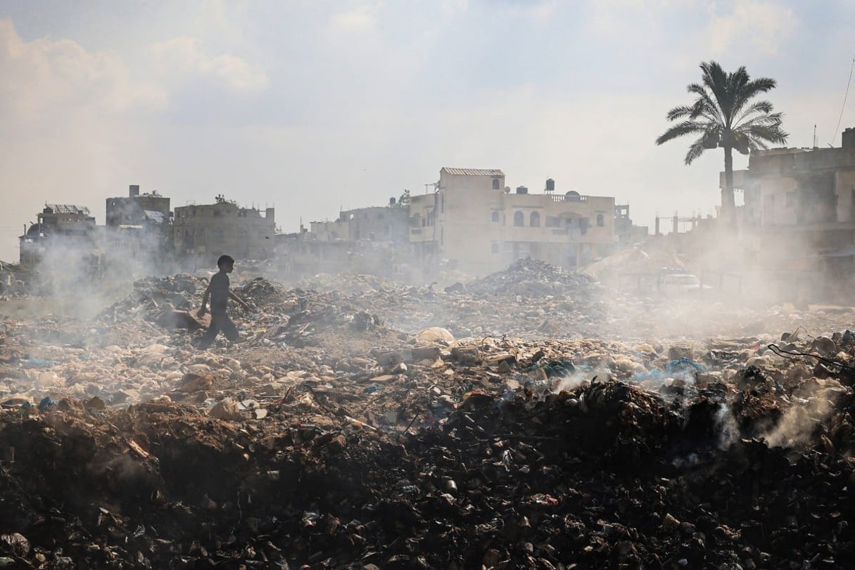 Dans le camp de réfugiés palestiniens d’al-Maghazi, la collecte des ordures et tous les autres services municipaux sont interrompus en raison des bombardements israéliens. Le 15 juillet 2024. © Eyad BABA / AFP