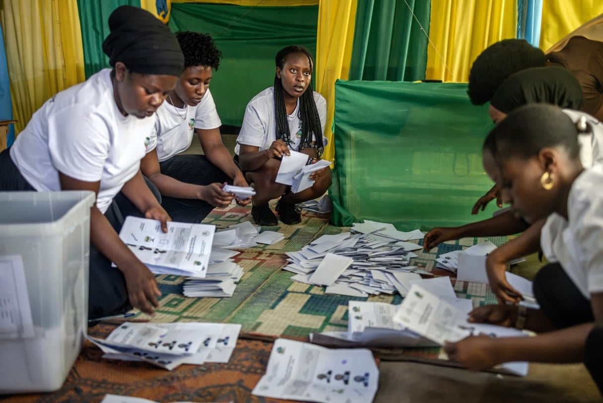 Dépouillement à la Commission électorale nationale du Rwanda (NEC) après la fermeture des bureaux de vote lors des élections générales à Kigali, le 15 juillet 2024. © LUIS TATO / AFP