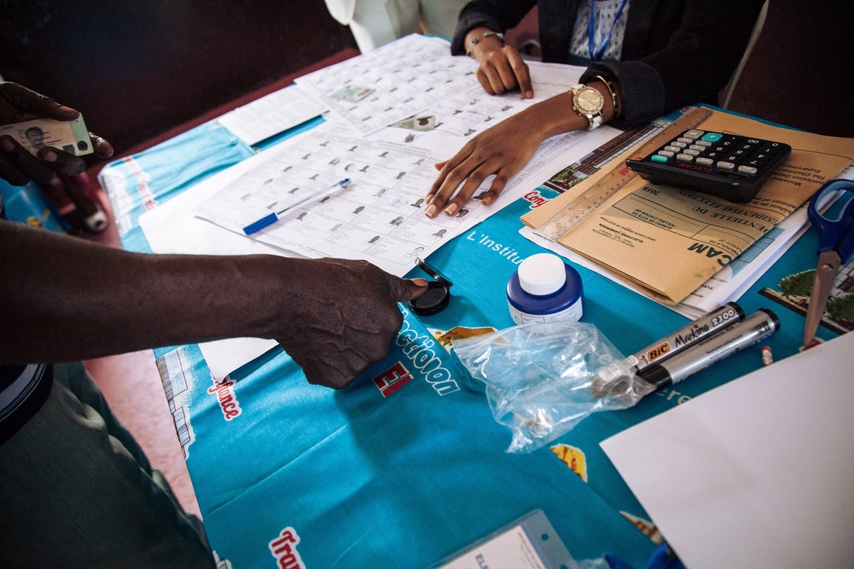 Un électeur signe le registre dans un bureau de vote de Yaoundé lors de la dernière élection présidentielle au Cameroun, le 7 octobre 2018. © ALEXIS HUGUET/AFP