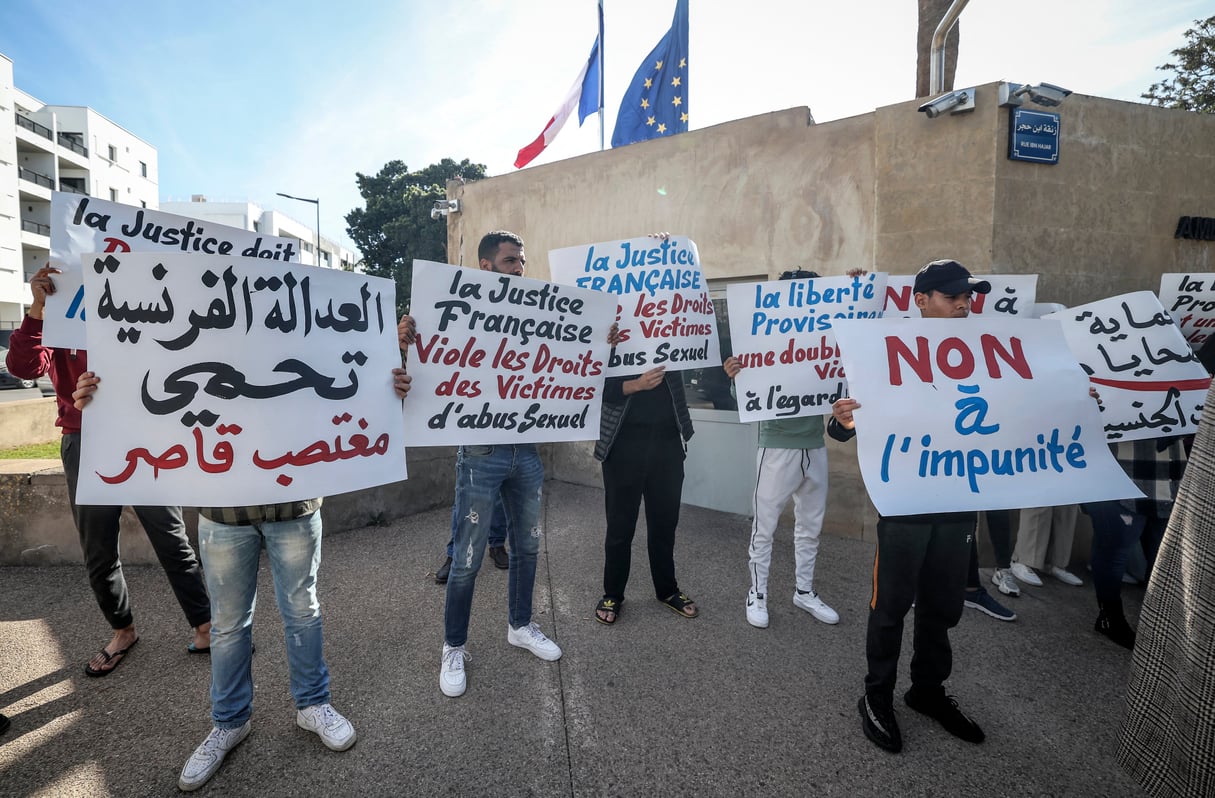 Des manifestants rassemblés devant l’ambassade de France à Rabat le 24 mars 2023 pour protester contre la libération de Jacques Bouthier, ancien PDG du groupe d’assurance Assu2000. © Photo FADEL SENNA / AFP