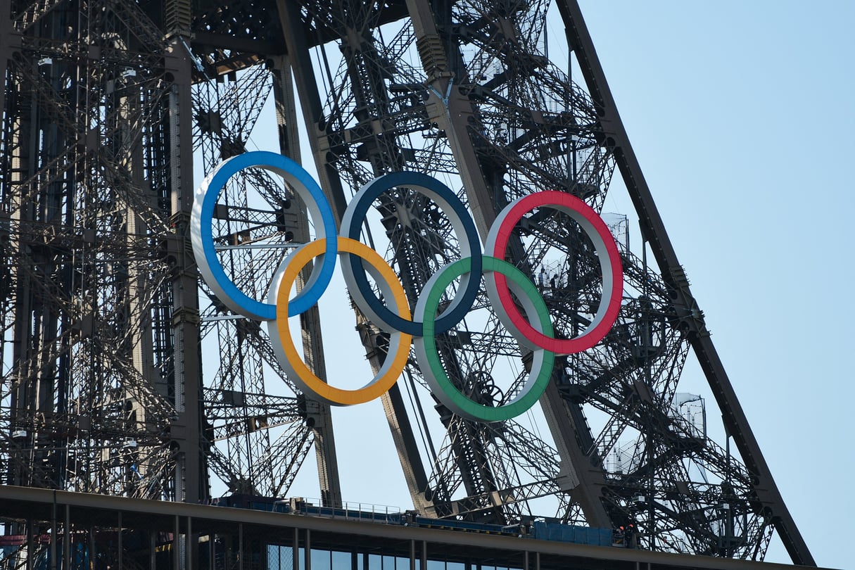 Les anneaux olympiques décorent la tour Eiffel à l’occasion des JO, à Paris le 18 juillet 2024. © ADRIEN FILLON/NurPhoto via AFP