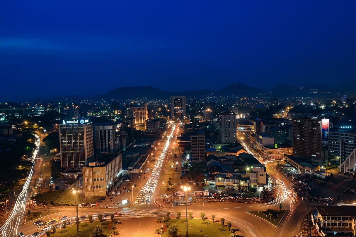 Vue de nuit du Centre ville de Yaoundé © Maboup