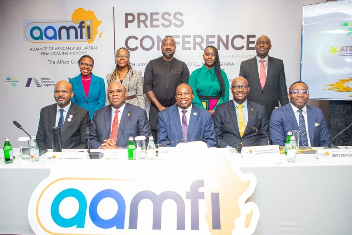 Benedict Oramah, deuxième à gauche, et Albert Muchanga au centre, à la conférence de presse de l’AAMFI à Accra, en juillet 2024. © AAMFI