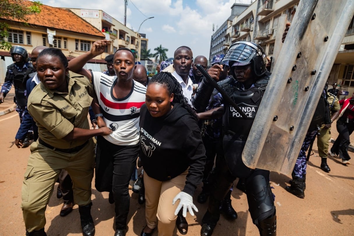 Des membres de la police ougandaise arrêtent des manifestants qui se dirigent vers le Parlement lors d’une manifestation anti-corruption à Kampala, le 23 juillet 2024. © BADRU KATUMBA / AFP