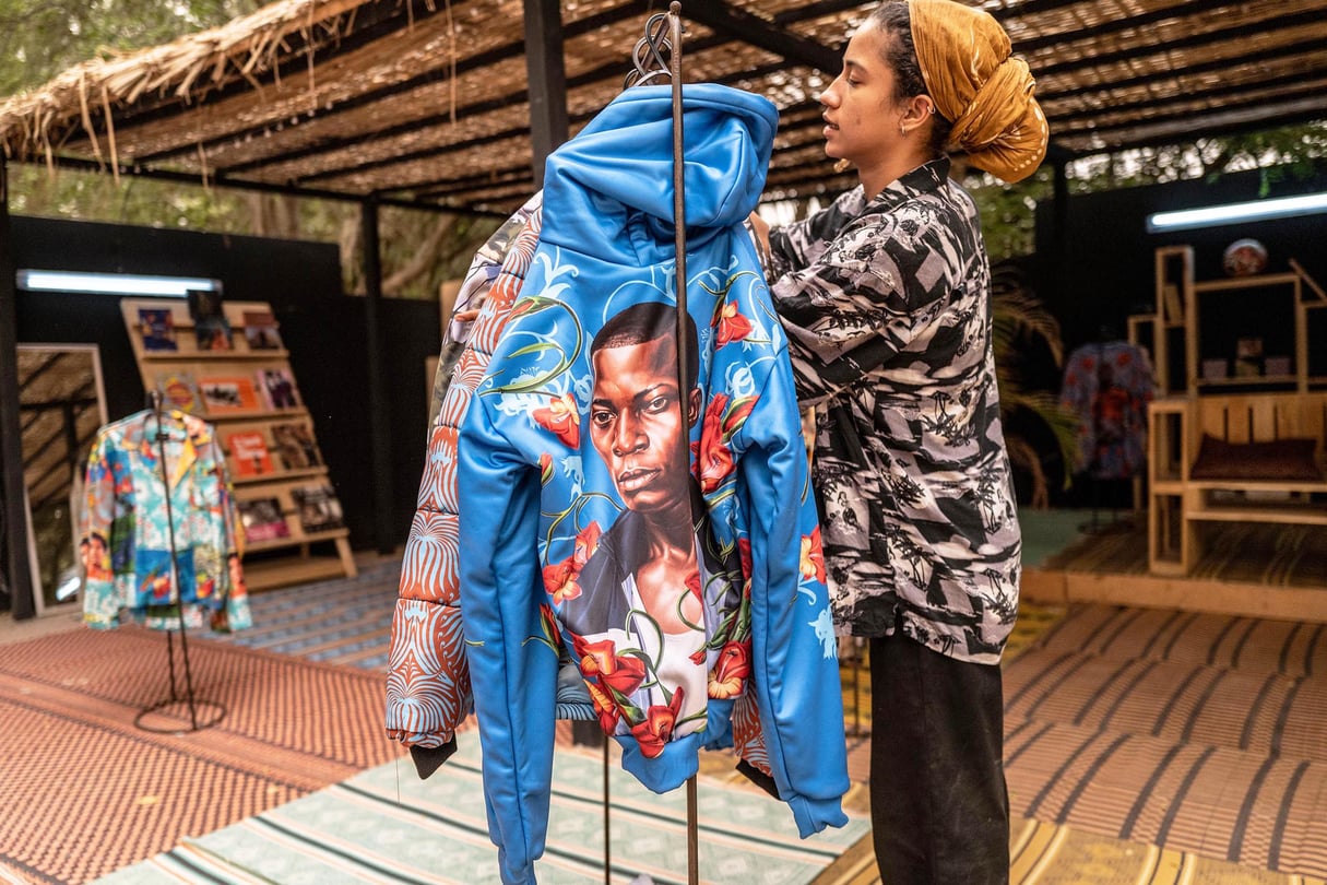 Magasin de produits dérivés de Kehinde Wiley, à la Maison de la culture Douta Seck, à Dakar, le 2 juin 2022. &copy; Sylvain Cherkaoui pour JA