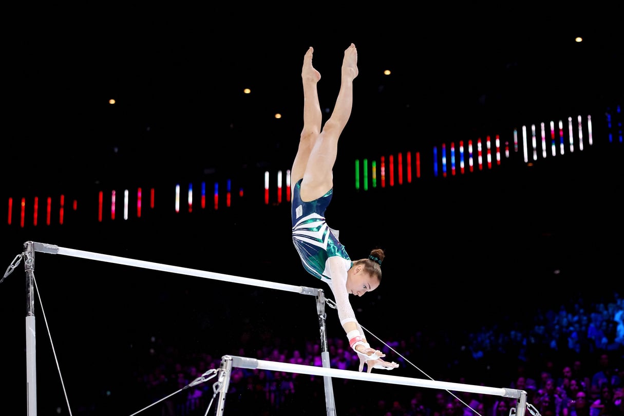 La Franco-Algérienne Kaylia Nemour, de l’équipe d’Algérie, pendant la finale des barres asymétriques – qu’elle a remportée – aux Championnats du monde de gymnastique artistique 2023, à d’Anvers, en Belgique, le 7 octobre 2023. © Naomi Baker/Getty Images via AFP