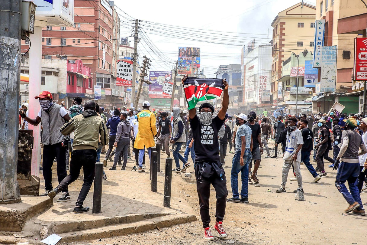 Jeunes Kényans lors d’une manifestation contre les meurtres par la police de protestataires opposés au projet de loi de finances 2024-2025, à Nairobi, le 2 juillet 2024. © Donwilson Odhiambo / ZUMA / SIPA