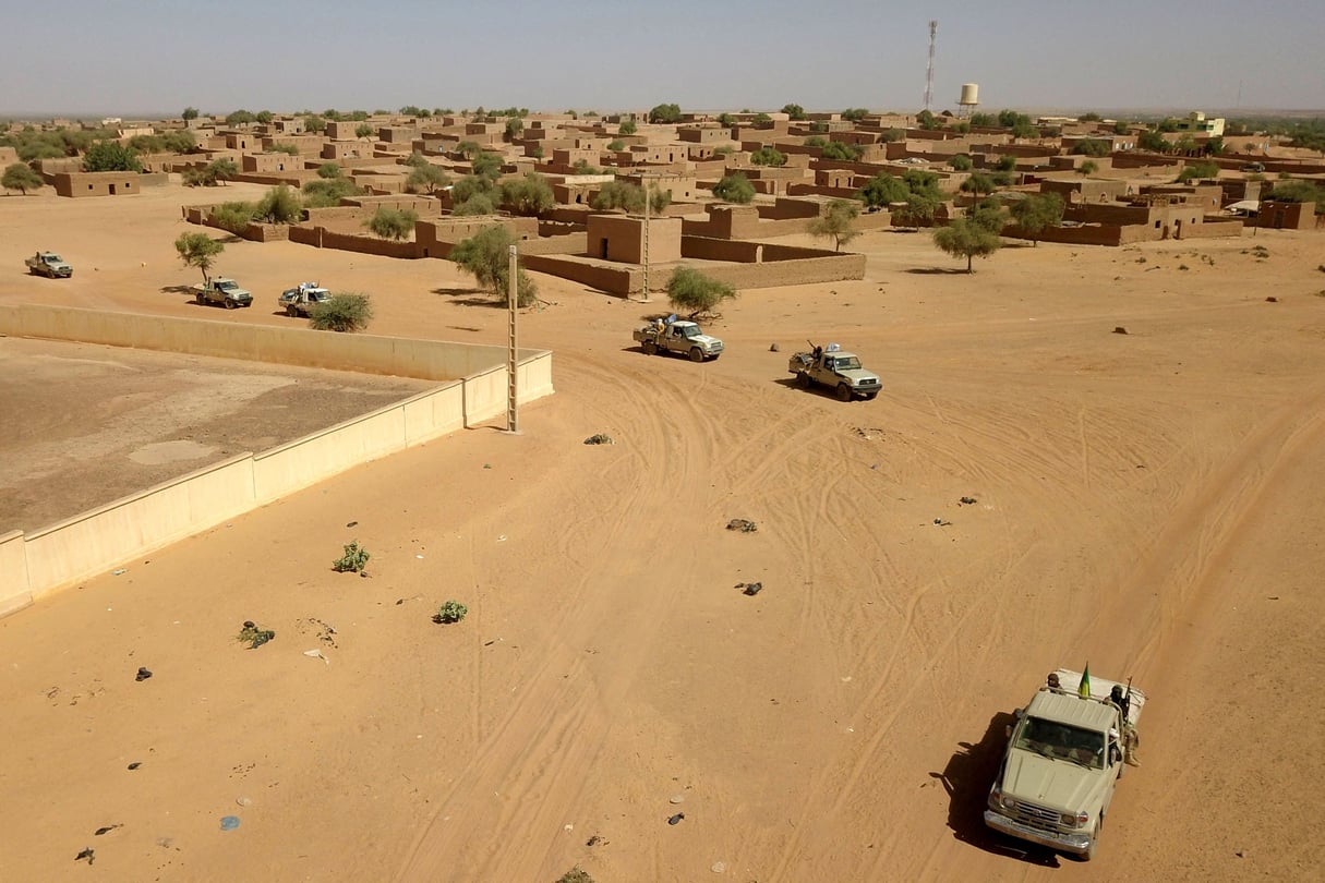 Patrouille armée dans le désert, dans le nord du Mali. © Souleymane Ag Anara / AFP