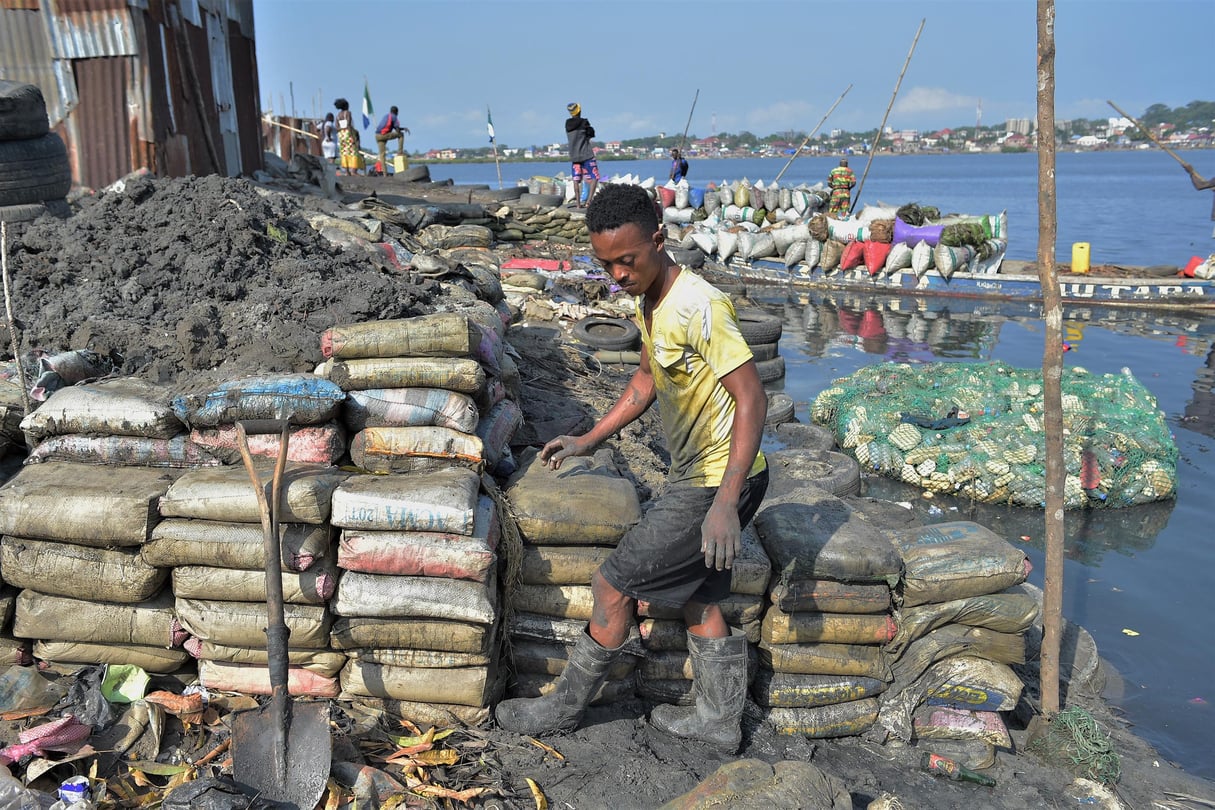 Sacs de sable le long de la côte, bidonville d’Aberdeen Cockle Bay à Freetown, le 30 novembre 2022. © Saidu BAH / AFP