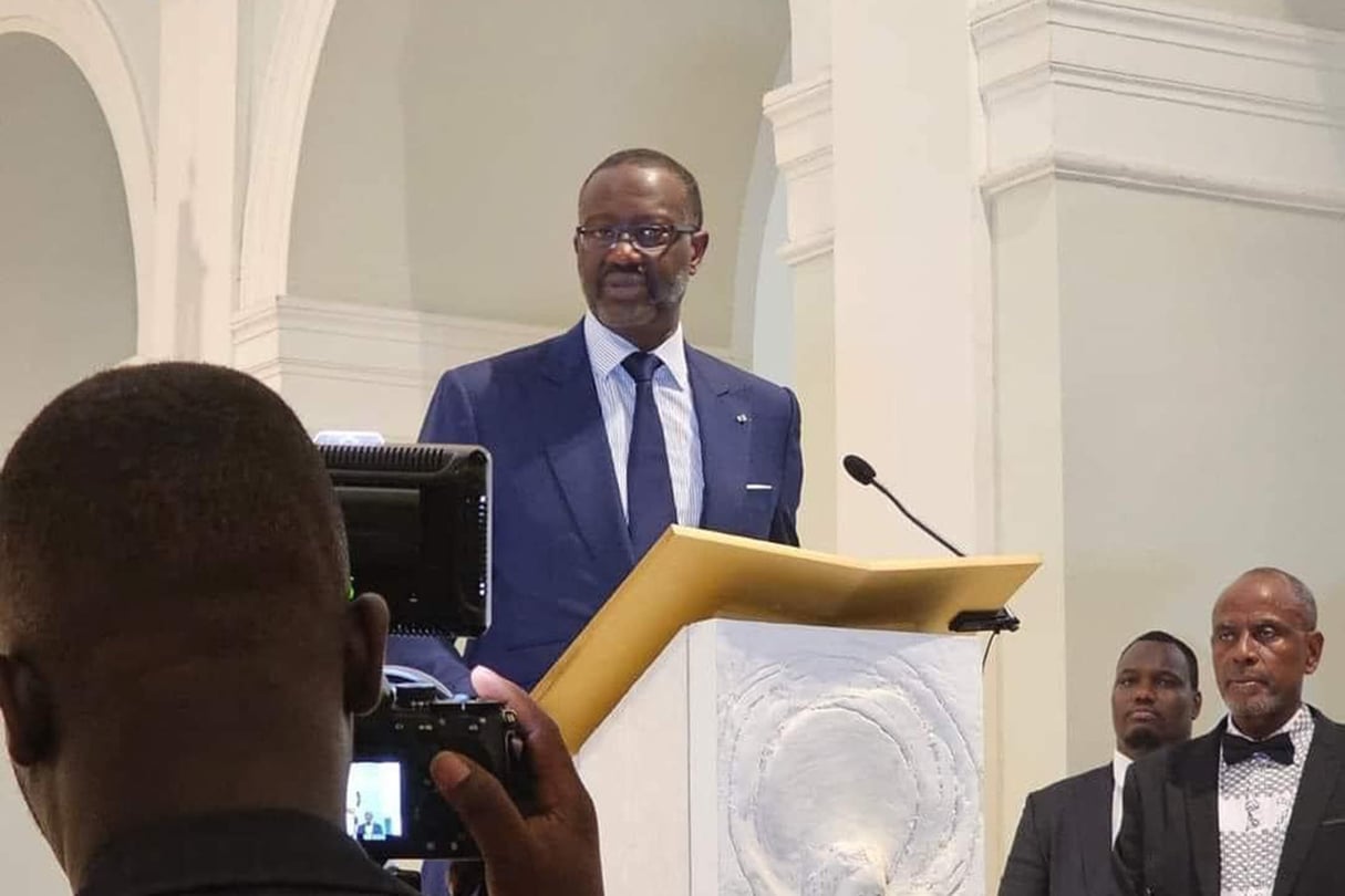 Bien qu’il ait fait organiser des messes commémoratives dans plusieurs lieux, comme ici à Paris, Tidjane Thiam se voit reprocher son absence à Pépressou lors de l’hommage à Henri Konan Bédié. © DR