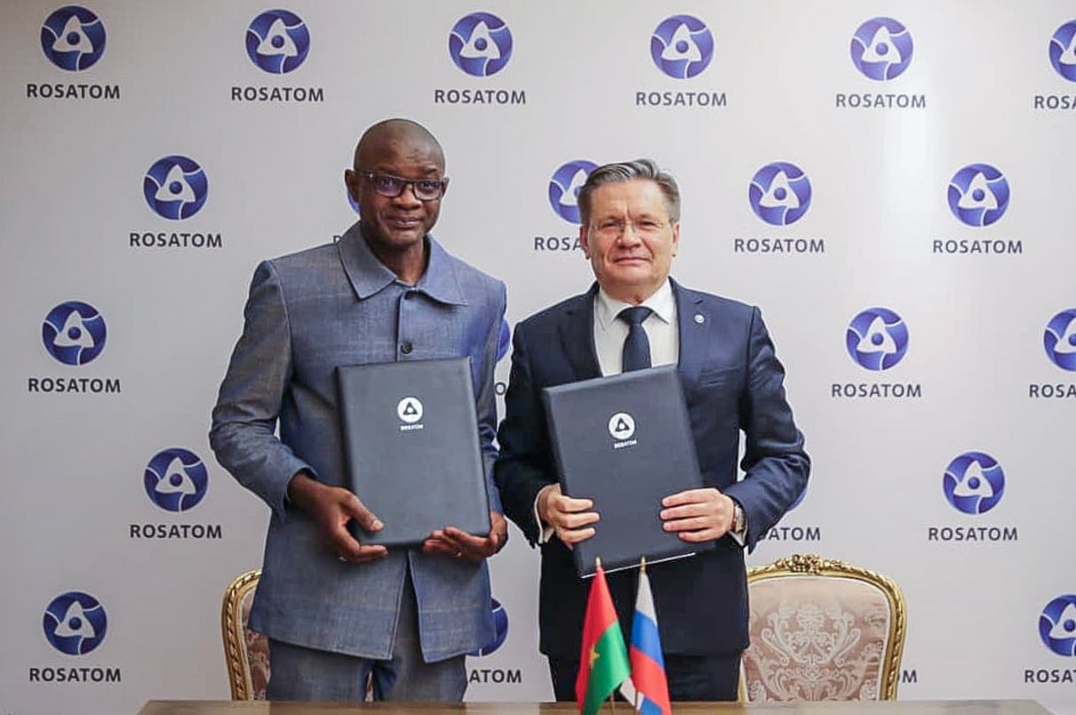 Le ministre burkinabè de l’Énergie et des Mines, Yacouba Zabré Gouba (à g.), et le directeur général de Rosatom, Alexeï Likhachev, à Saint-Pétersbourg, le 06 juin 2024. © DR