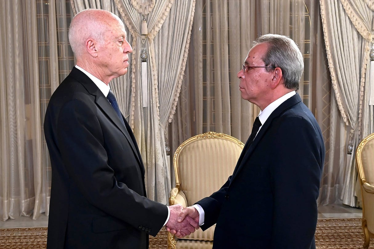 L’ex-chef du gouvernement tunisien, Ahmed Hachani (à dr.) et le président Kaïs Saïed, au palais de Carthage, le 1er août 2023. © Tunisian Presidency/SIPA