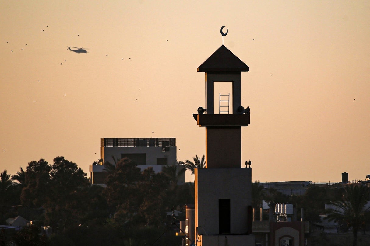 Un hélicoptère de l’armée israélienne survole le centre de la bande de Gaza, à al-Zawayda, le 8 août 2024. © Eyad Baba / AFP