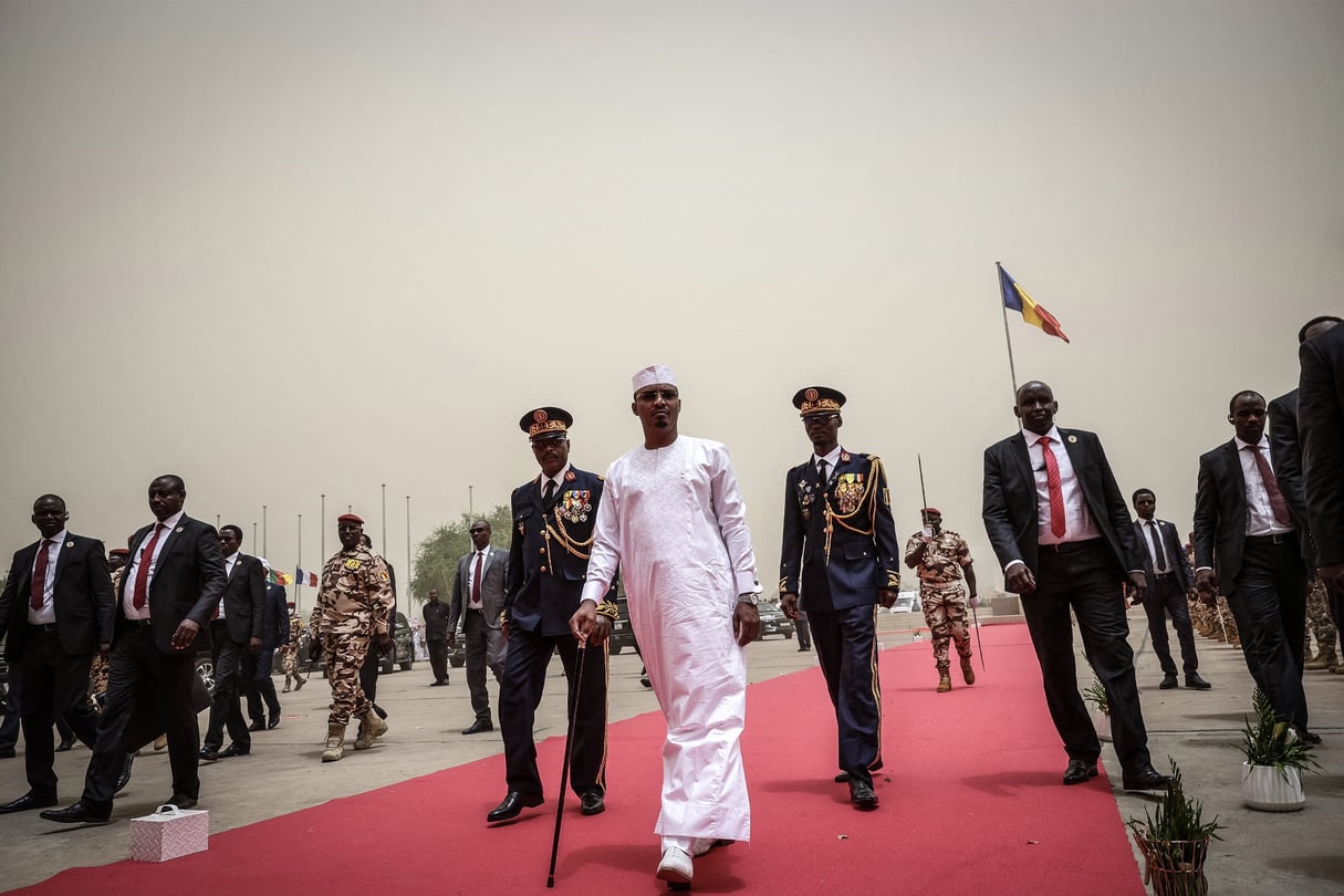 Mahamat Idriss Déby Itno, « désormais président élu de tous les Tchadiens », comme il l’a déclaré après son élection au premier tour, arrive pour son investiture au Palais des arts et de la culture de N’Djamena, le 23 mai 2024. © Joris Bolomey / AFP