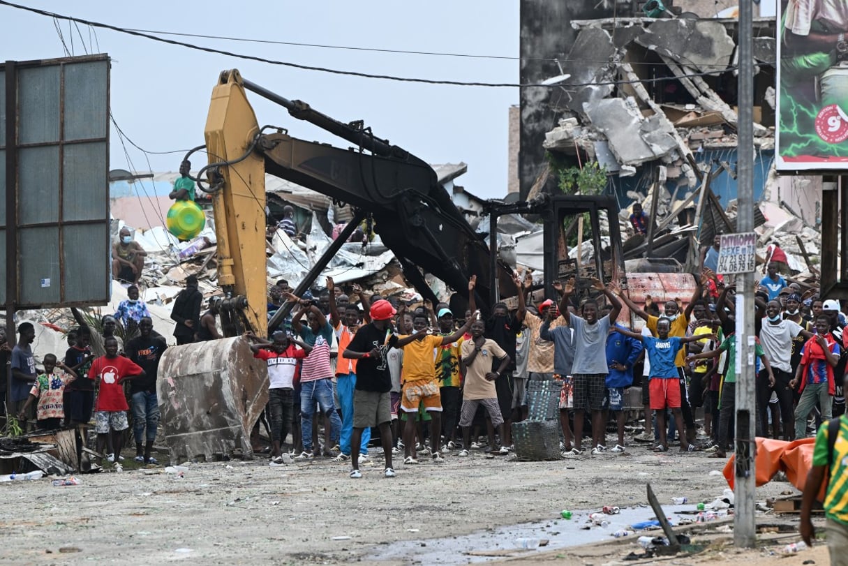 Des habitants se rassemblent pour affronter les forces de police sur les lieux de la démolition de maisons situées près du 4e pont d’Abidjan, le 25 juillet 2024. © Sia KAMBOU / AFP