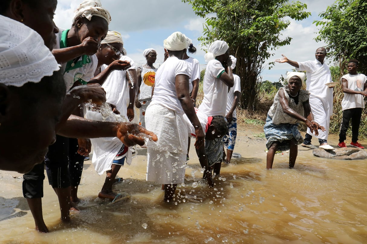 Des villageois participent à un rituel de bain dans la rivière Bodo, comme celui auquel les esclaves devaient se plier avant d’être chargés sur les navires. &copy; REUTERS/Luc Gnago