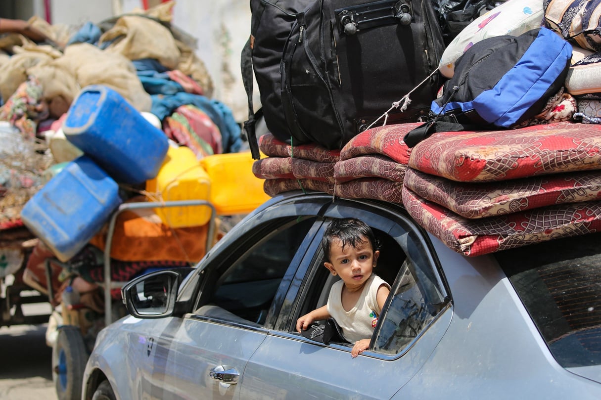 Des Palestiniens fuient Deir el-Balah, dans le centre de la bande de Gaza, le 16 août 2024. © Eyad BABA / AFP