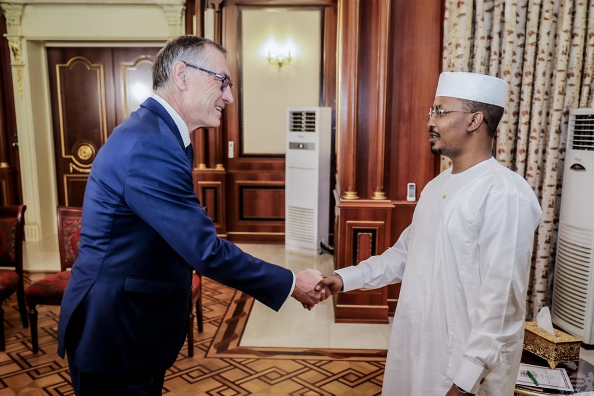 Jean-Marie Bockel, l’envoyé pour l’Afrique du président français Emmanuel Macron, reçu par le président tchadien Mahamat Idriss Déby Itno à N’Djamena, le 7 mars. © President.td