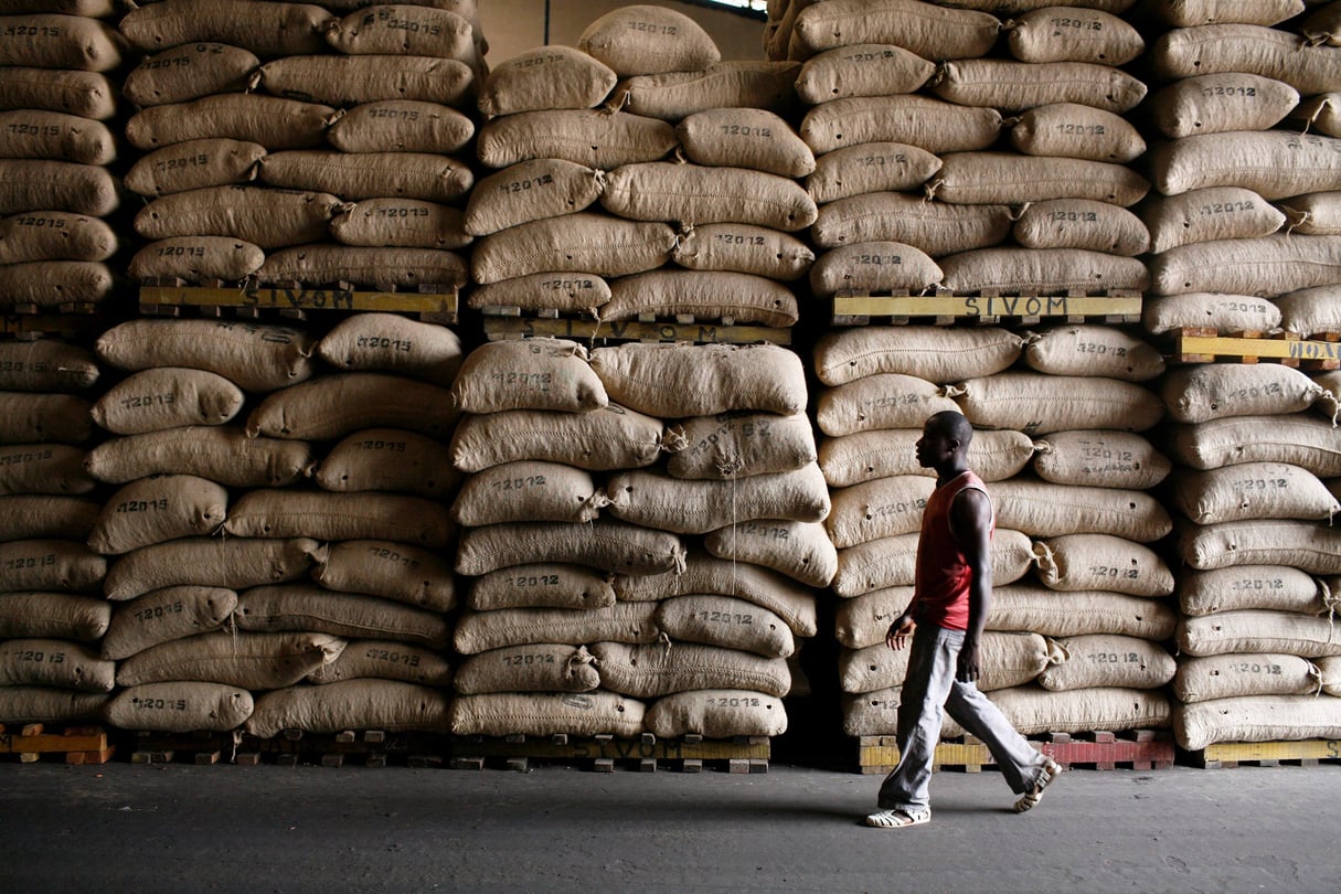 Un entrepôt de stockage de sacs de fèves de cacao destinées à l’export © Jessica DIMMOCK/REDUX-REA