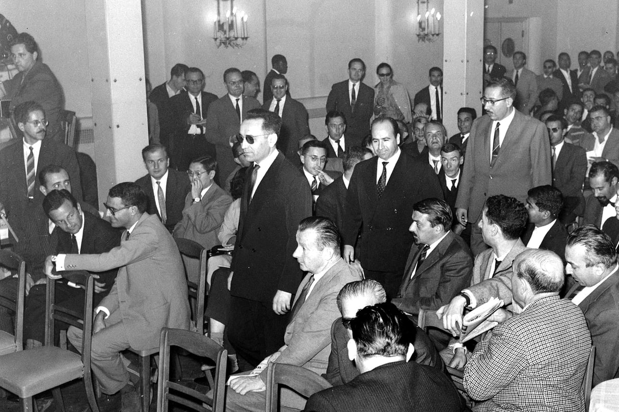 Conférence de presse à Tunis, en mars 1962, au lendemain de la signature des accords d'Évian. De g. à dr., par ordre d'entrée dans la salle : Benyoucef Benkhedda, président du GPRA, Krim Belkacem, son vice-président, et Mohamed Yazid, le ministre de l'information. &copy; Archives Jeune Afrique