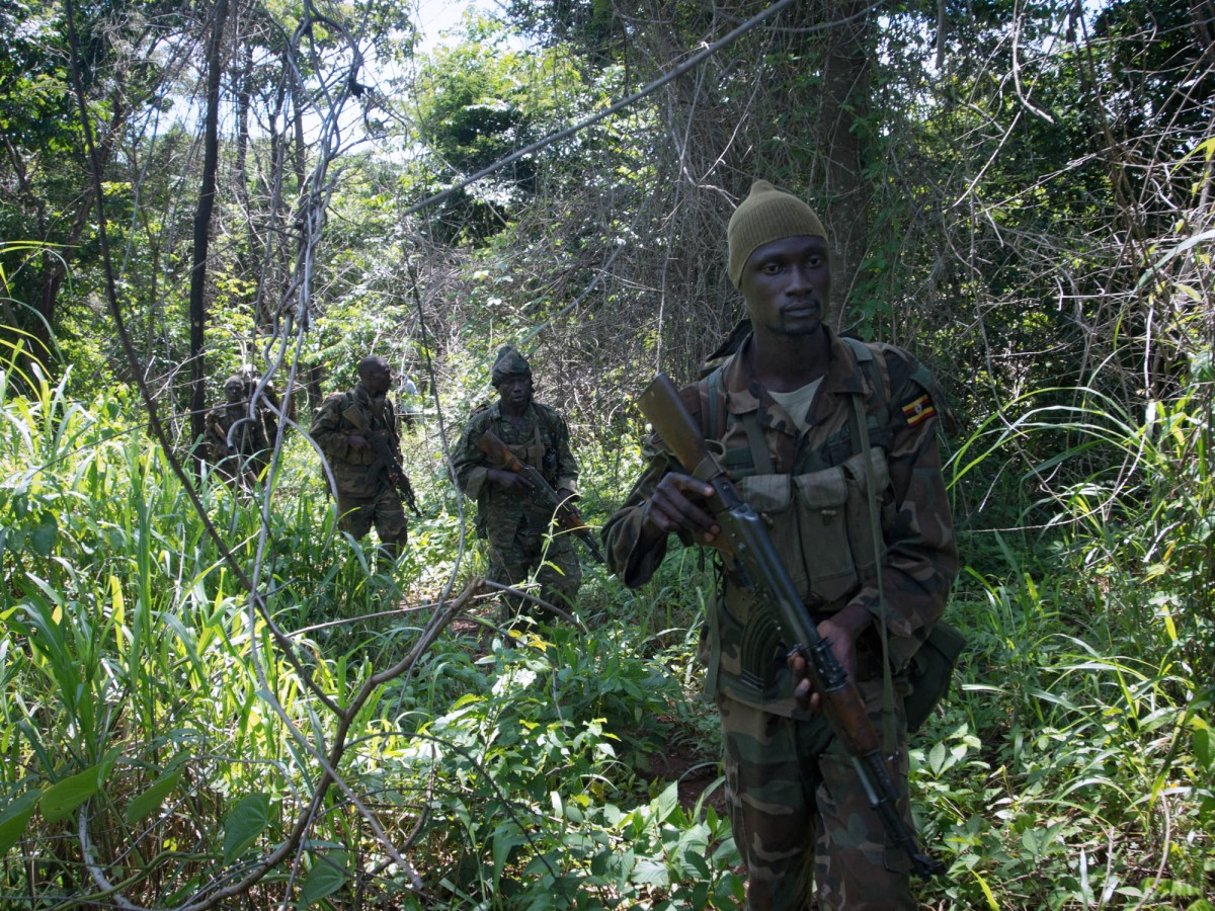 Des soldats de la Force de défense du peuple ougandais (UPDF) patrouillent dans la jungle centrafricaine à la recherche de combattants de l’Armée de résistance du Seigneur (LRA), le 24 juin 2014. © Michele SIBILONI / AFP