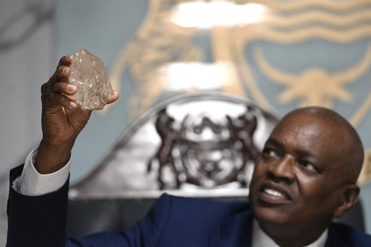 Le président du Botswana, Mokgweetsi Masisi, tient Le deuxième plus gros diamant au monde découvert dans son pays, le 22 août 2024. © MONIRUL BHUIYAN/AFP