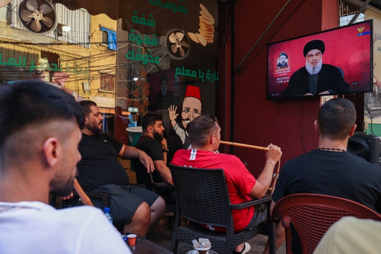 Discours télévisé du chef du Hezbollah, Hassan Nasrallah, dans un café du quartier de Shiyah, dans la banlieue sud de Beyrouth, le 25 août 2024. © Ibrahim AMRO / AFP