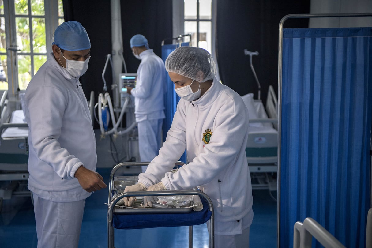 Des membres du personnel médical de l’hôpital militaire de campagne à Nouaceur, au sud de Casablanca, vérifient l’équipement alors qu’ils se préparent à recevoir des patients atteints du Covid-19, le 18 avril 2020. © FADEL SENNA/AFP