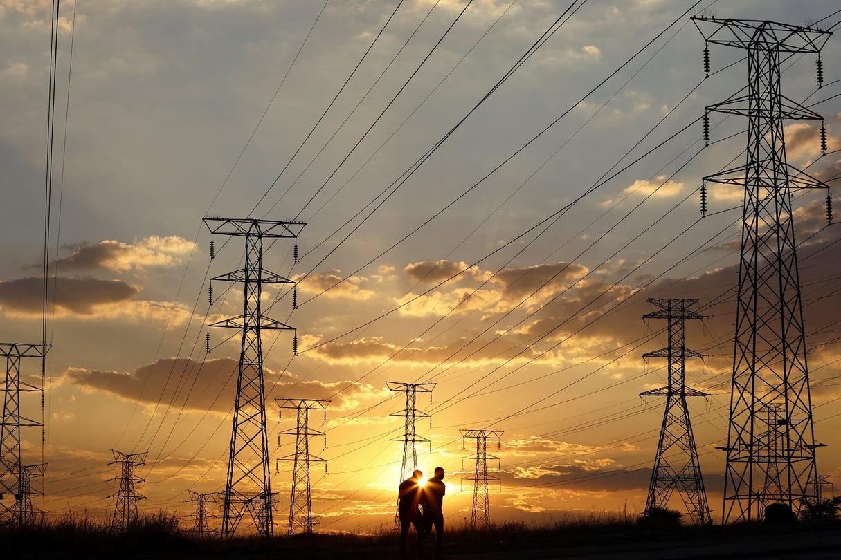 Les besoins d’investissements dans le transport de l’électricité en Afrique sont estimés à plus de 45 milliards de dollars au cours des huit prochaines années. (Ici, des pylones d’Eskom à Soweto, Afrique du Sud, en 2022.) © REUTERS/Siphiwe Sibeko