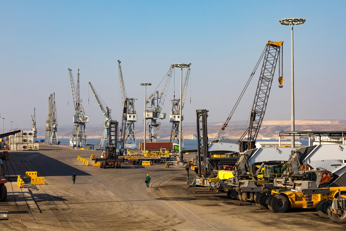 Grues sur le port de Lobito, en Angola. © Eric Lafforgue/Hans Lucas via AFP