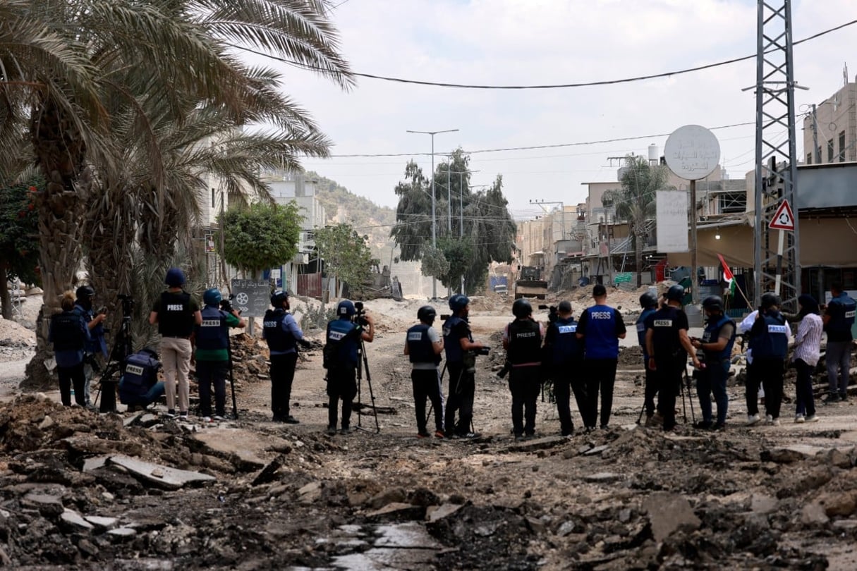 Des journalistes sur une route détruite au deuxième jour d’une opération militaire à grande échelle sur le camp de réfugiés de Nur Shams à Tulkarem en Cisjordanie occupée, le 29 août 2024. © Jaafar ASHTIYEH / AFP