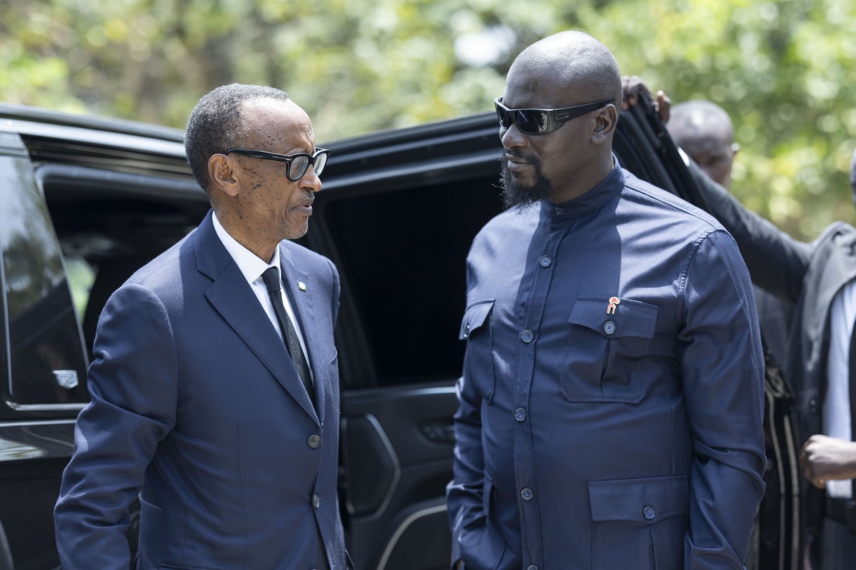 Le président de la transition guinéenne, Mamadi Doumbouya (d.), et le chef de l’État rwandais, Paul Kagame, lors de sa visite à Conakry, le 13 mai 2024. © Flickr Paul Kagame