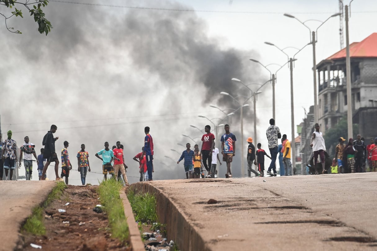 Des manifestants bloquent les routes, à Conakry, le 28 juillet 2022, après que les autorités aient empêché les partisans du parti d’opposition, le Front national pour la défense de la constitution (FNDC), de se rassembler dans les rues pour une marche pacifique. © CELLOU BINANI/AFP