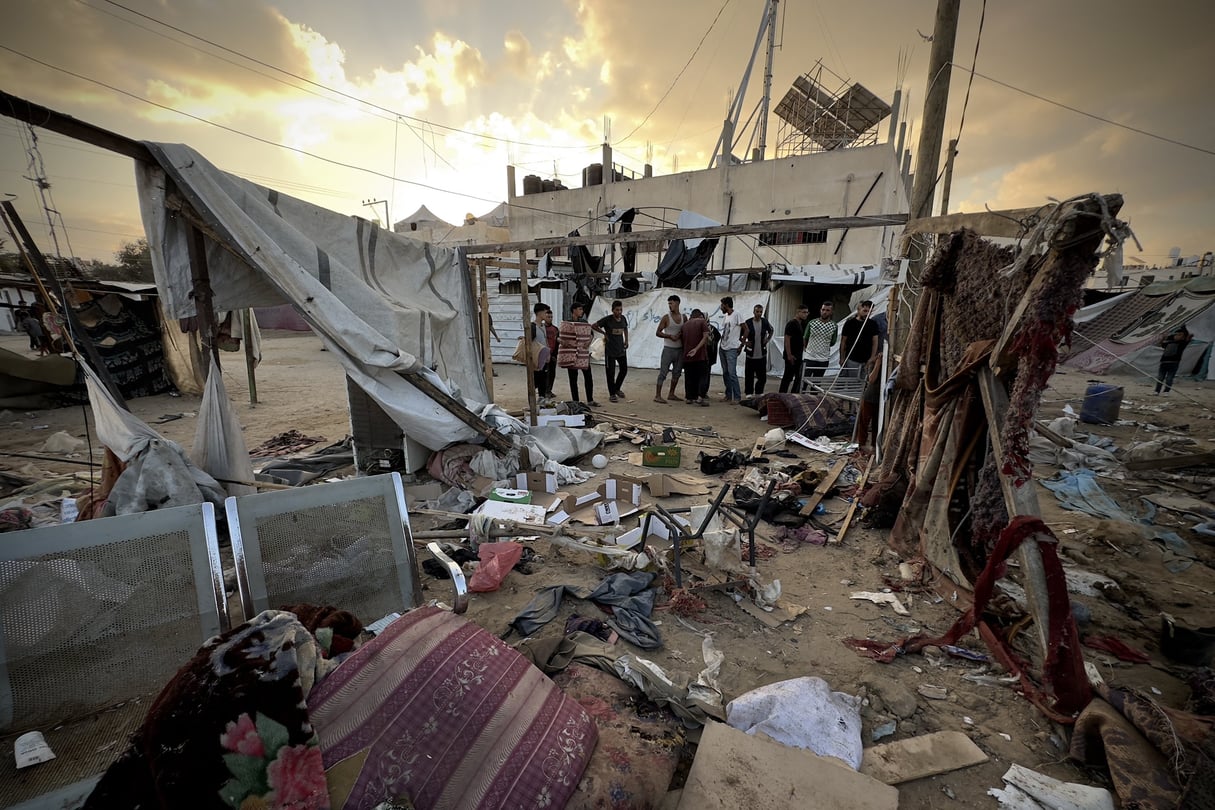 Des tentes de réfugiés palestiniens touchées par des frappes israéliennes dans la cour de l’hôpital de Deir al-Balah, le 5 septembre 2024. © ABDALLAH F.S. ALATTAR/Anadolu via AFP