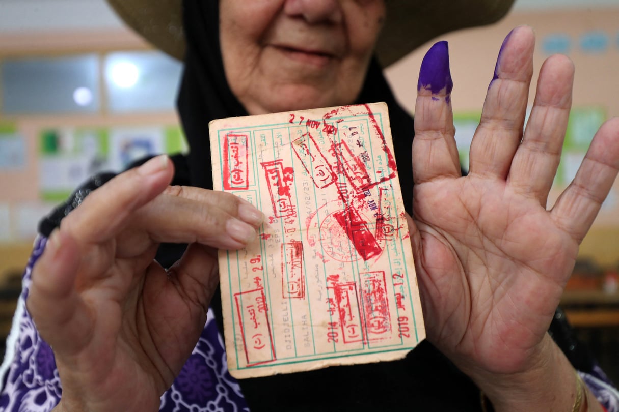 Dans un bureau de vote d’Alger, lors de la présidentielle du 7 septembre 2024. © AFP