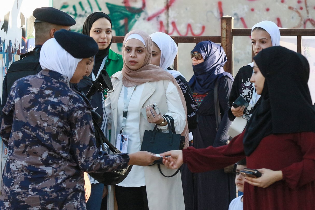 Des électrices jordaniennes dans un bureau de vote près de la capitale, Amman, le 10 septembre. © Khalil MAZRAAWI / AFP