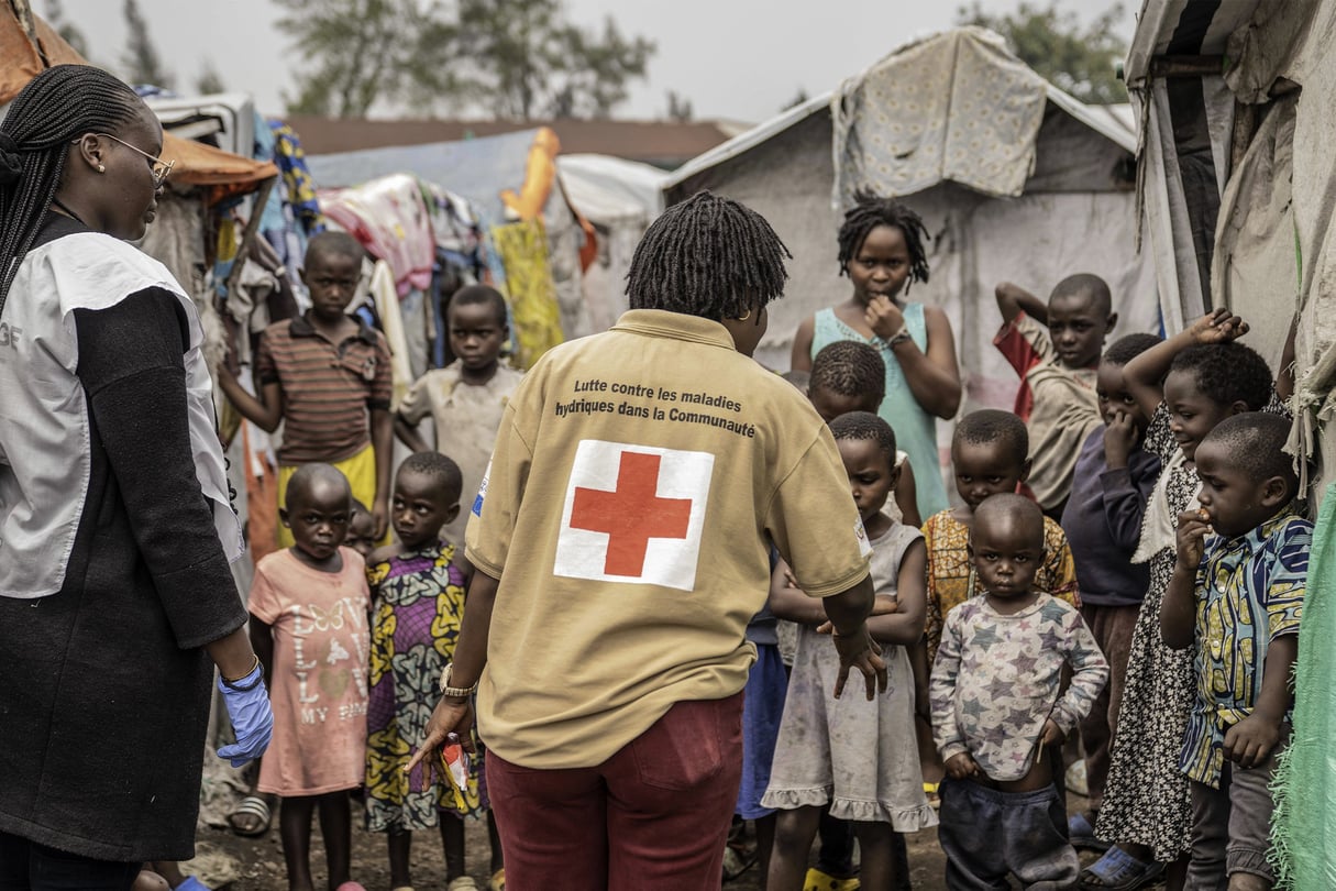 Des représentants de la Croix-Rouge informent les réfugiés du camp de Don Bosco, près de Goma, sur les risques du Mpox, le 22 août 2024. © Moses Sawasawa/AP/SIPA