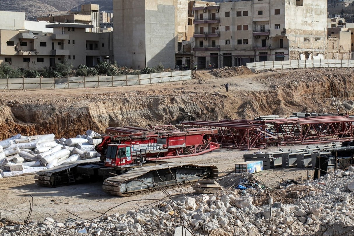 Travaux de construction d’un pont à Derna, le 9 septembre 2024, un an après que la tempête Daniel a provoqué la rupture de deux barrages. © Khaled Nasraoui / AFP