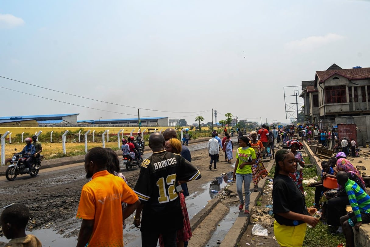 Des membres de familles de prisonniers se rassemblent devant la prison de Makala pour s’enquérir de l’état de santé de leurs proches, à Kinshasa, le 3 septembre 2024. © Hardy BOPE / AFP