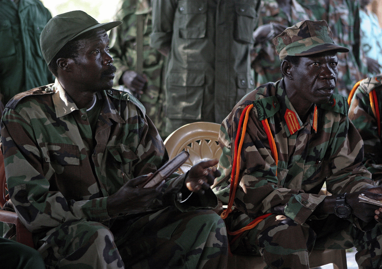 Josph Kony (gauche) au Sud-Soudan en novembre 2006. © STUART PRICE / AFP POOL / AFP