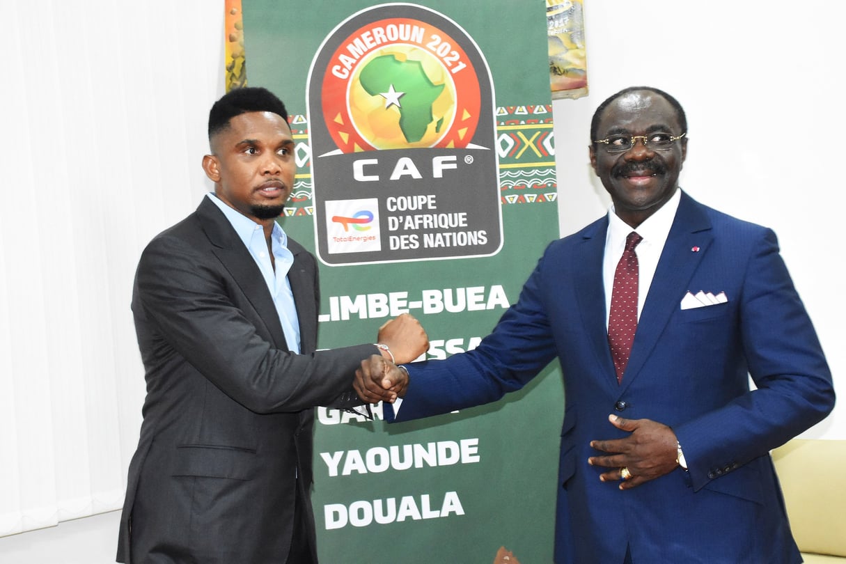 Samuel Eto’o et Narcisse Mouelle Kombi, en 2021, lors des préparatifs de la CAN à Yaoundé. © MABOUP