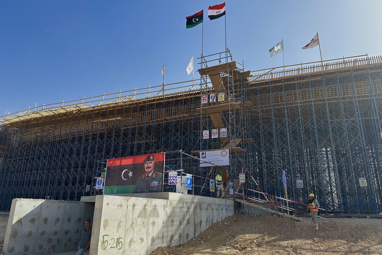 Sur les chantiers, il n’est pas rare de voir un drapeau égyptien flotter, ainsi que des portraits du maréchal Haftar. &copy; Matteo Trabelsi