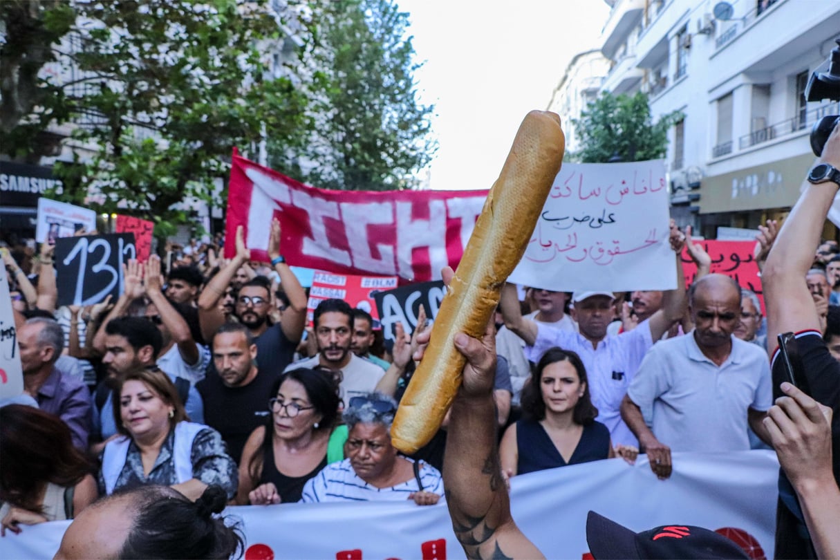 Manifestation à Tunis, le 13 septembre, organisée par le Réseau tunisien des droits et libertés, contre la réduction de l’opposition au silence par le président Kaïs Saïed. © Hasan Mrad / Imageslive via Zuma Press Wire / Shutterstock / Sipa