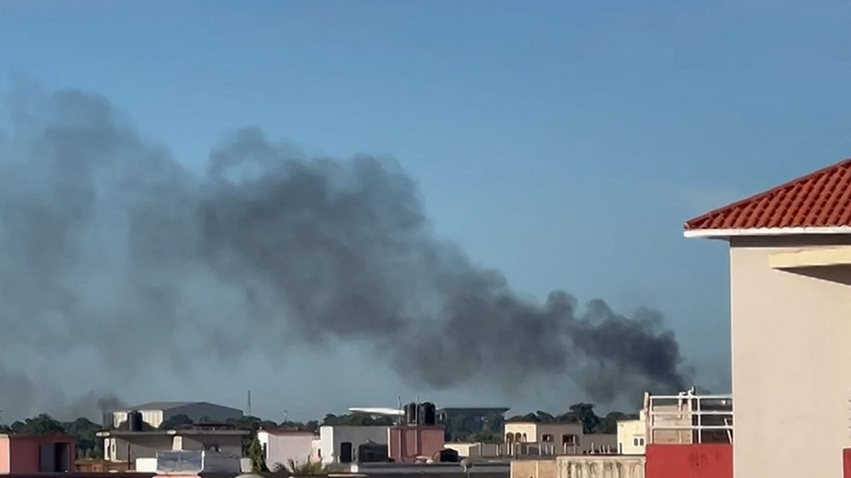 Une colonne de fumée a été observée dans le ciel de Bamako, en direction du quartier Faladié, ce mardi 17 septembre 2024. © AFPTV / AFP