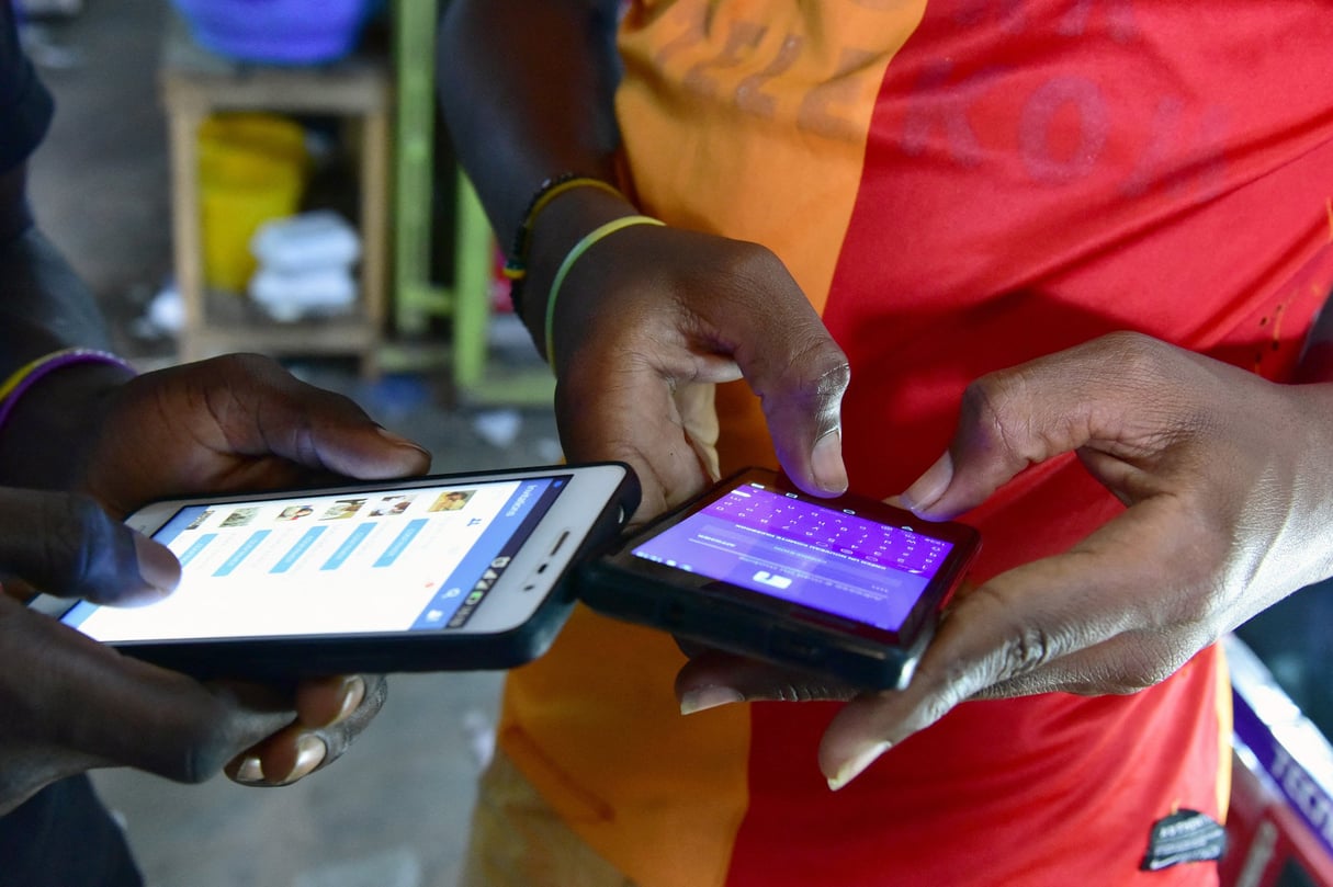 Tous les étudiants ne peuvent pas avoir accès à des smartphones. © ISSOUF SANOGO/AFP