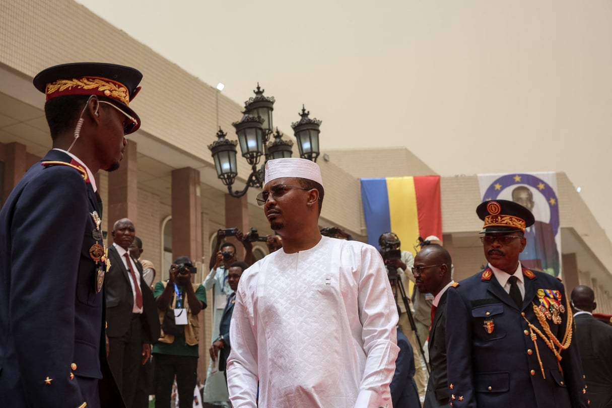 Le président du Tchad, Mahamat Idriss Deby Itno (au c.), arrive pour son investiture au Palais des arts et de la culture de N’Djamena, le 23 mai 2024. © Joris Bolomey / AFP