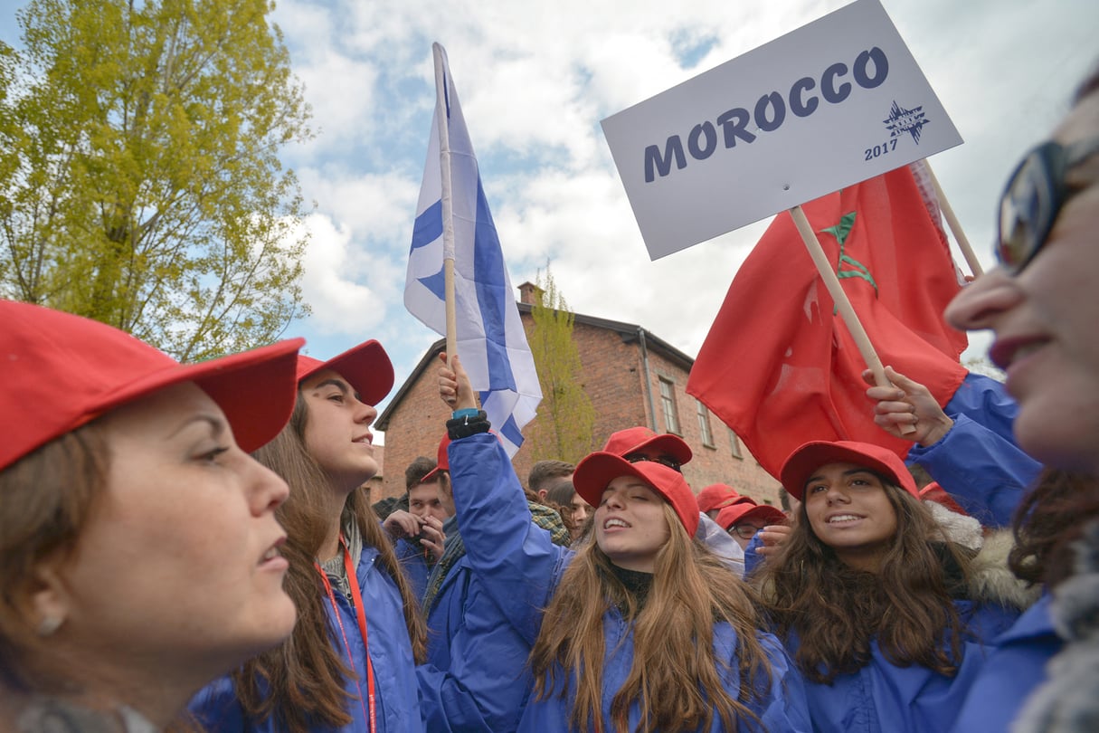 Jeunes juifs marocains participant à la Marche pour la vie, hommage annuel aux victimes de la Shoah, dans le camp nazi d'Auschwitz-Birkenau, à Oswiecim (Pologne), le 24 avril 2117. &copy; Artur Widak/NurPhoto via AFP