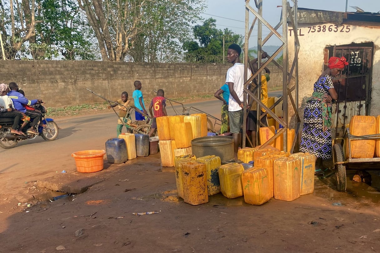 Les habitants privés d’eau se déplacent jusqu’au point d’approvisionnement avec des bidons en espérant pouvoir les remplir, à Bangui, le 7 mars 2025. © Pacôme PABANDJI