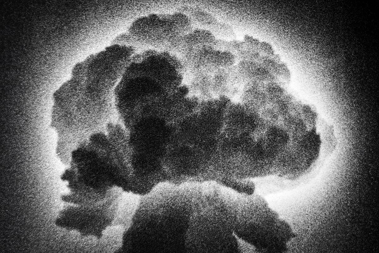 El "hongo" de la primera bomba atómica francesa, momentos después de la explosión, en el desierto de Tanezrouft, Argelia, el 13 de febrero de 1960. © Dalmas / Sipa